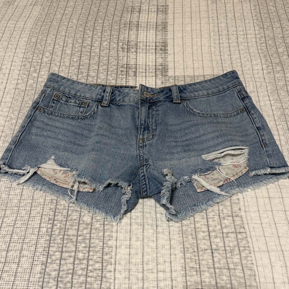 Lucky brand size 10/30 blue low-rise short jean shorts